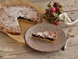 Crostata di amaretti con nocciole e nocino