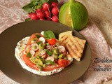 Fattoush con fave e labneh