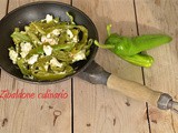 Friggitelli in padella con feta e peperoncino