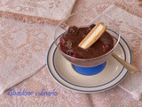 Frutti di bosco con salsa al cioccolato e aceto