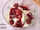 Gelato con lamponi caldi