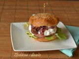 Hamburger di mortadella con cipolle caramellate al balsamico e squacquerone