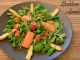 Insalata con salmone, fragole e lingue di gatto salate