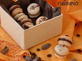 Macaron al caffè e al cioccolato con fave di cacao