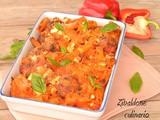 Maccheroni ai peperoni con polpette di carne e feta