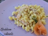 Pasta al salmone con formaggio alle erbe