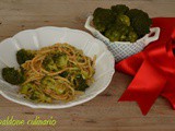 Pasta con broccoli, acciughe e pane tostato