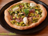 Pizza al piatto con cipolle caramellate, zucchine e ricotta alla menta per Il Club del 27