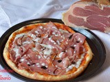 Pizza alla crema di Parmigiano con prosciutto crudo di Parma e aceto balsamico igp di Modena