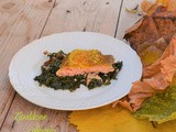 Salmone all'alloro con crema di spinaci e funghi