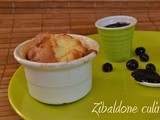 Soufflè al formaggio di capra con salsa di mirtilli al cardamomo