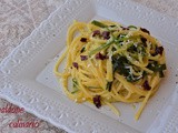 Spaghetti alla carbonara con scarti di porri e peperone crusco