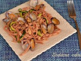 Tagliolini alla barbabietola rossa con sugo di vongole e zucchine