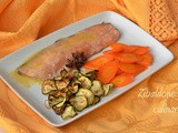 Trota salmonata speziata sous-vide con salsa al limone, carote glassate al miele, chips di zucchine e limone