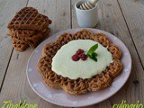 Waffles con farina di grano saraceno e crema chantilly al miele